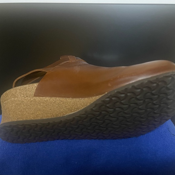 Brown leather Birkenstock clog. - Picture 2 of 4